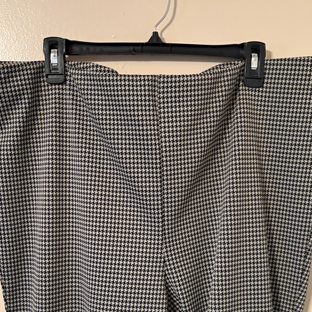 H&M Monochrome Houndstooth elastic waist Trousers Flared bottom.No side zipper.